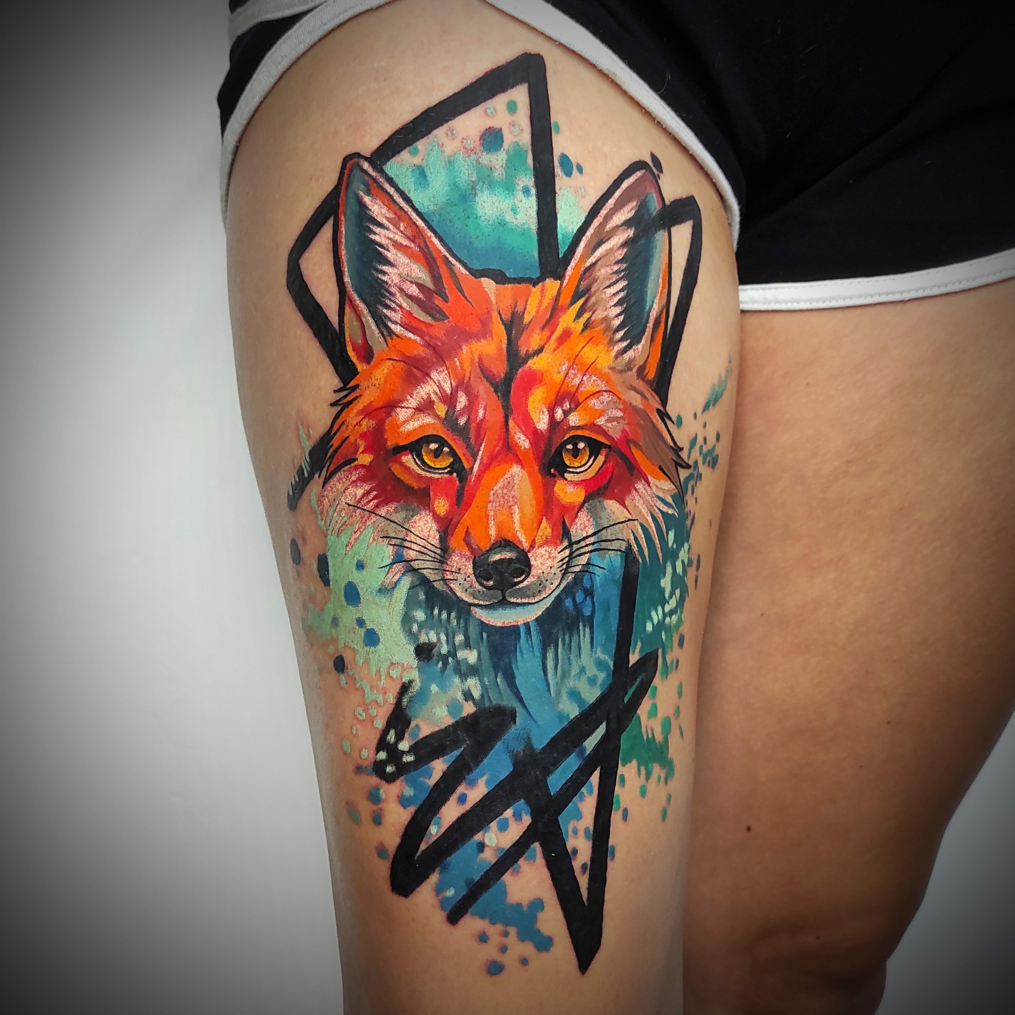 Kolorowy tatuaż lisa newschool - DINKZ ART studio tatuażu Myszków Kolorowy tatuaż lisa newschool - DINKZ ART studio tatuażu Myszków