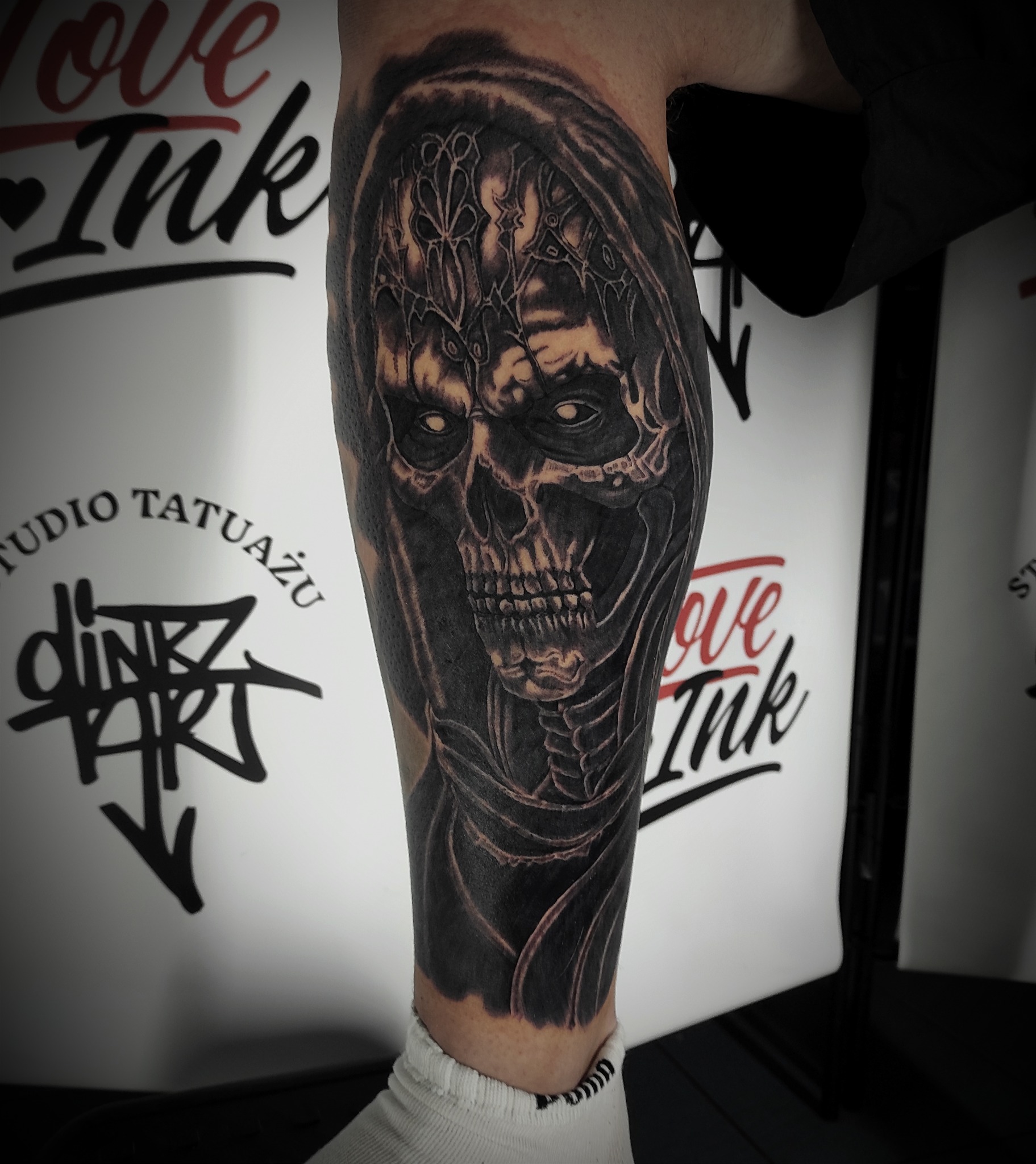 Czarno-biały tatuaż czaszka w kapturze - DINKZ ART Czarno-biały tatuaż czaszka w kapturze - DINKZ ART