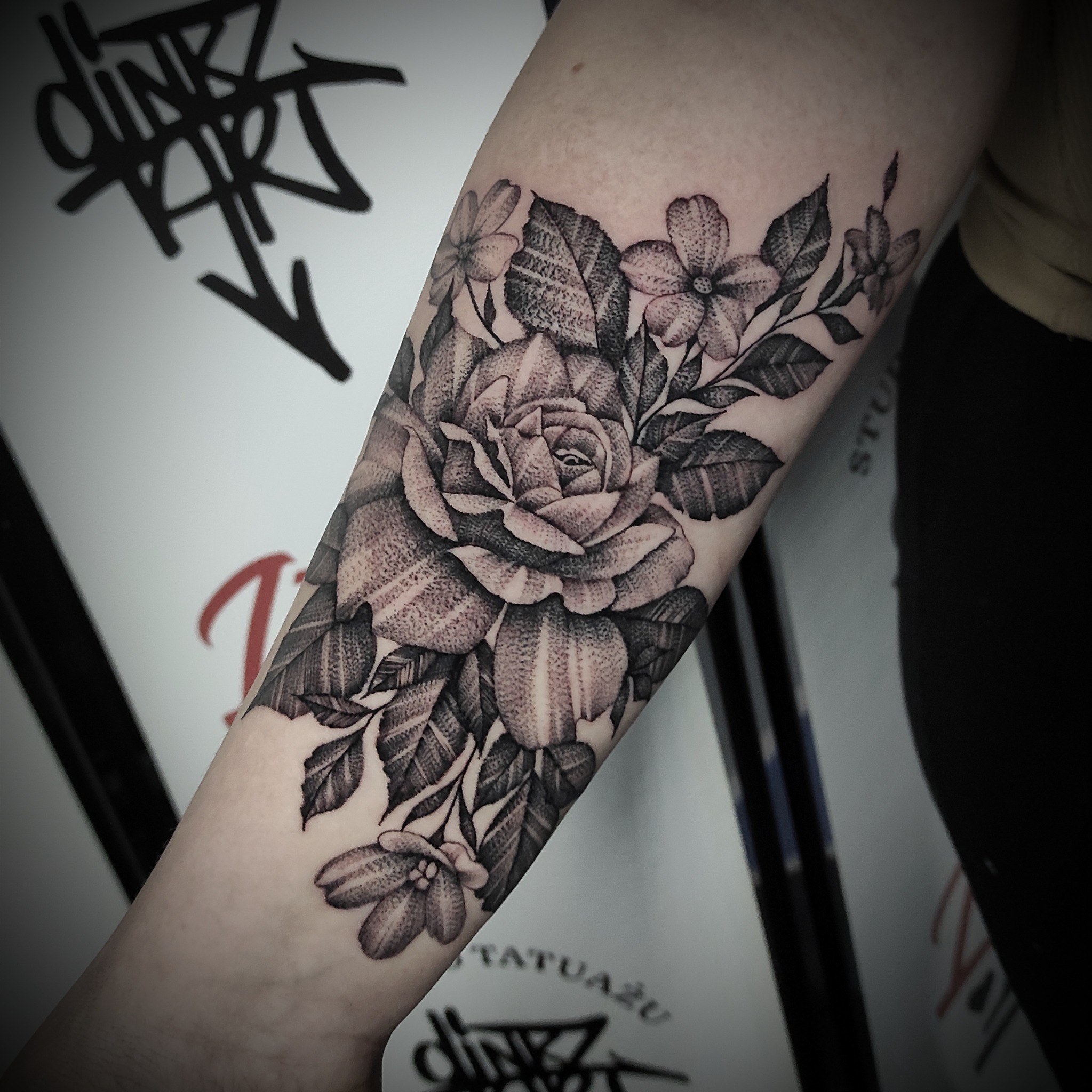Czarno-biały tatuaż róża i kwiaty - DINKZ ART studio tatuażu Myszków Czarno-biały tatuaż róża i kwiaty - DINKZ ART studio tatuażu Myszków
