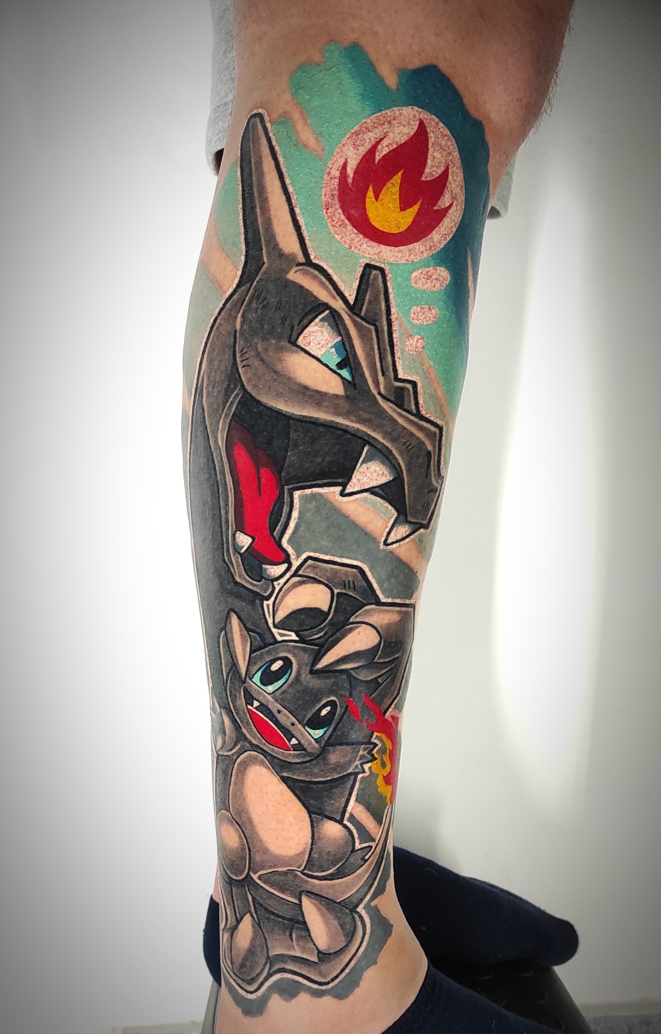 Czarno-szary tatuaż Charizard w stylu cartoon - DINKZ ART Czarno-szary tatuaż Charizard w stylu cartoon - DINKZ ART