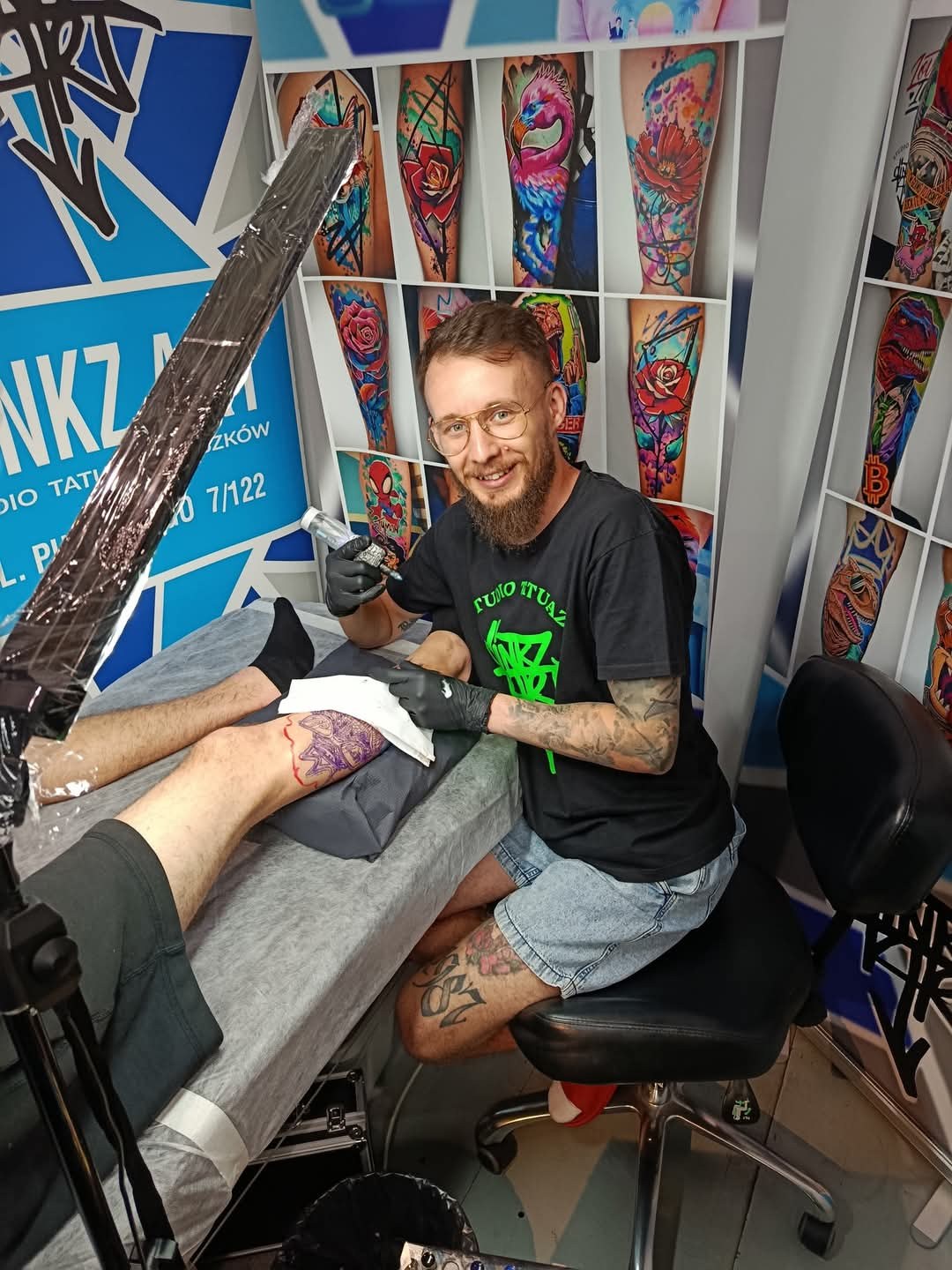 Jakub DINKZ Chruściel przy stanowisku DINKZ ART na konwencie tatuażu Jakub DINKZ Chruściel przy stanowisku DINKZ ART na konwencie tatuażu