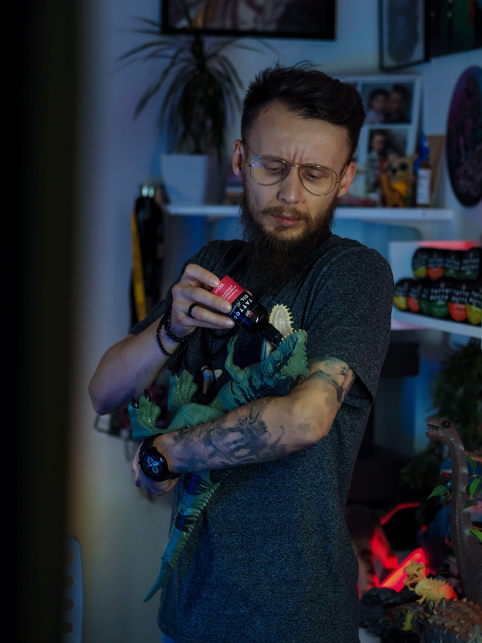 Jakub DINKZ Chruściel w studiu z motywem dinozaurów Jakub DINKZ Chruściel w studiu z motywem dinozaurów