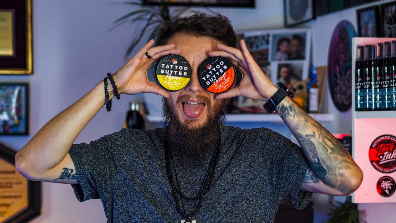Jakub DINKZ Chruściel pokazuje produkty do pielęgnacji tatuażu Jakub DINKZ Chruściel pokazuje produkty do pielęgnacji tatuażu