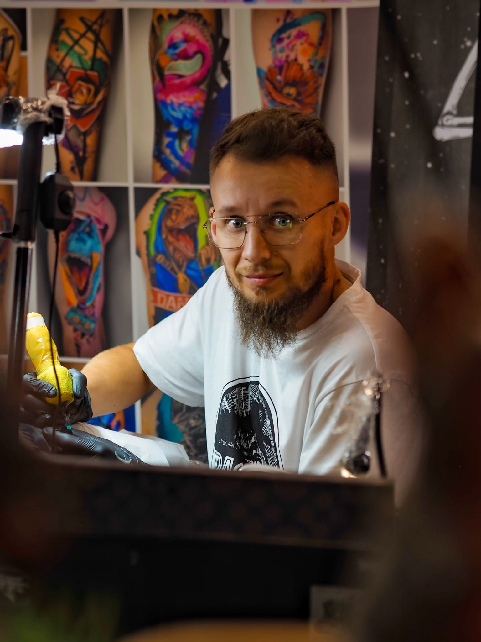 Jakub DINKZ Chruściel pracuje maszynką do tatuażu - DINKZ ART Jakub DINKZ Chruściel pracuje maszynką do tatuażu - DINKZ ART