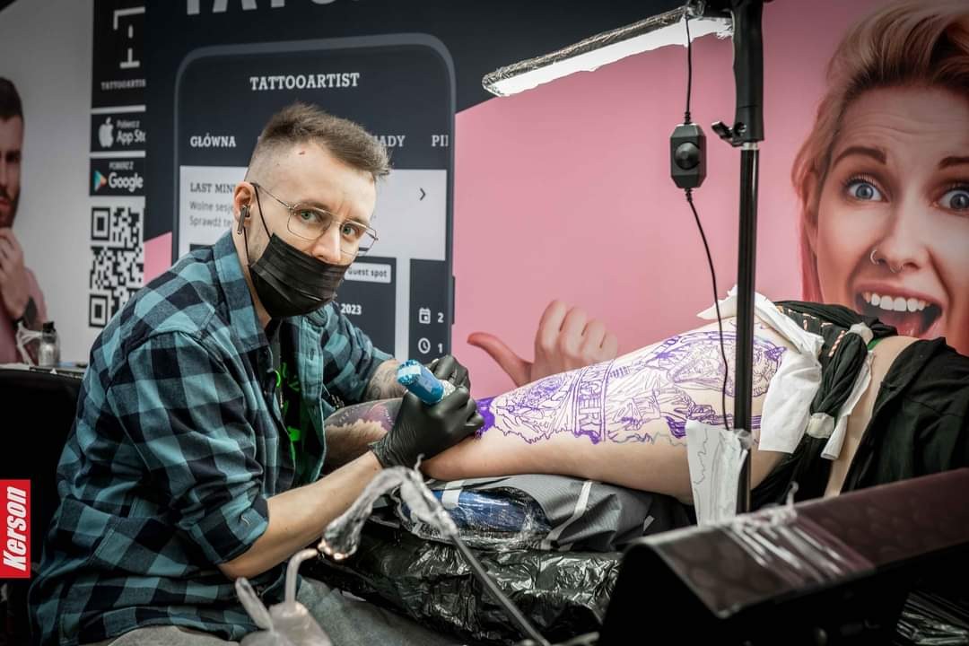 Jakub DINKZ Chruściel przy pracy na stanowisku TattooArtist - DINKZ ART Jakub DINKZ Chruściel przy pracy na stanowisku TattooArtist - DINKZ ART