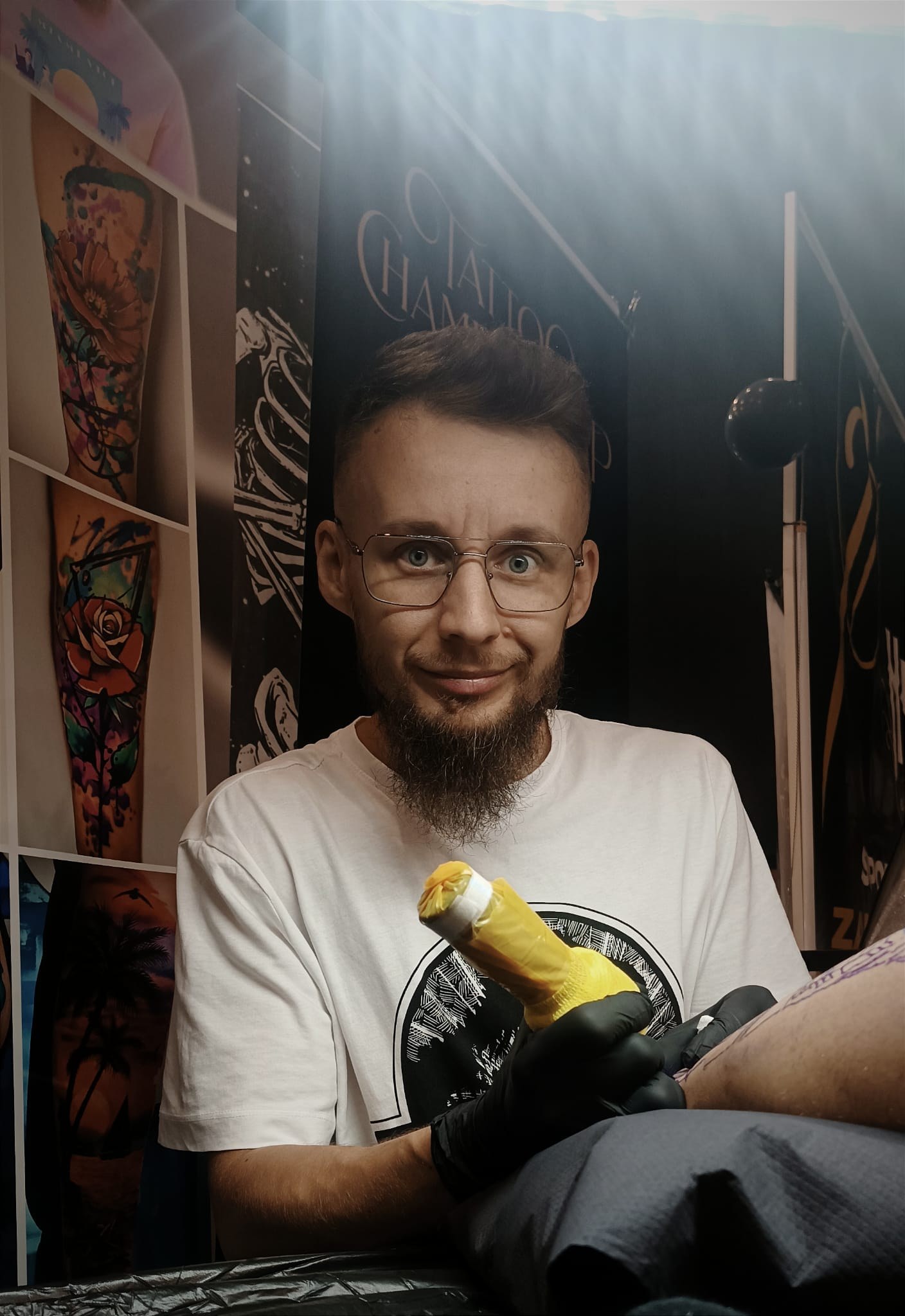 Jakub DINKZ Chruściel przy stanowisku tatuażu - DINKZ ART Jakub DINKZ Chruściel przy stanowisku tatuażu - DINKZ ART