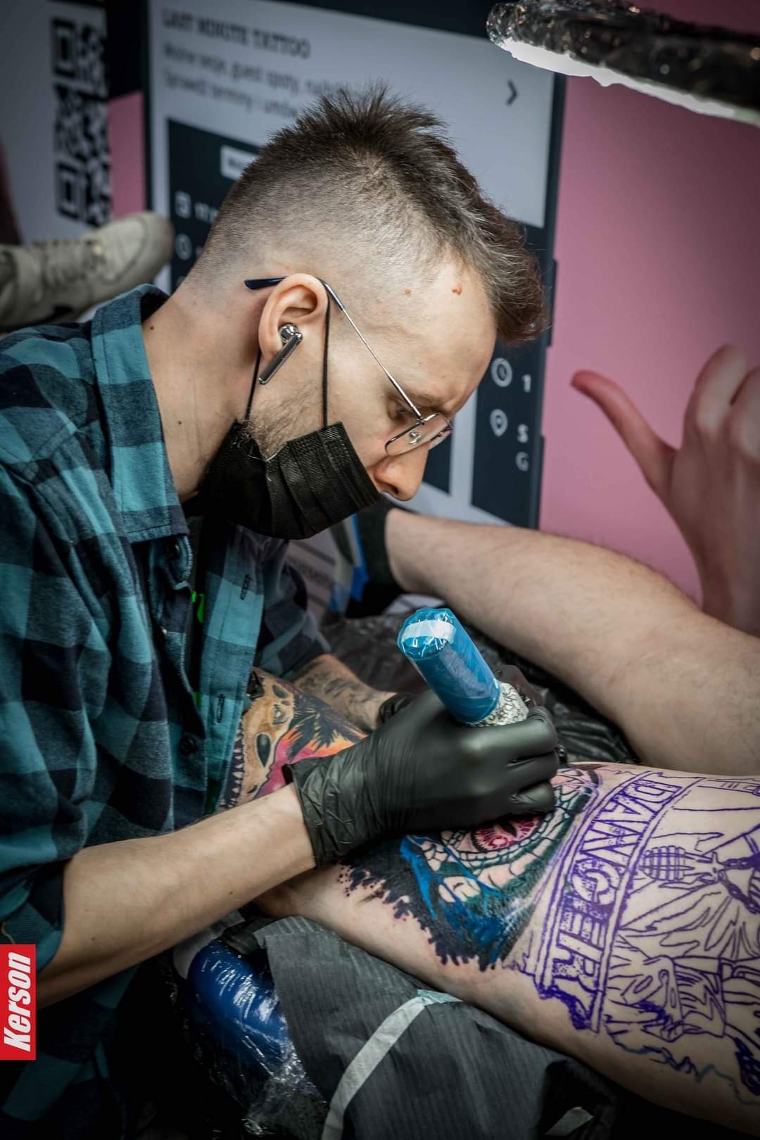 Jakub DINKZ Chruściel podczas tatuowania - zbliżenie na pracę - DINKZ ART Jakub DINKZ Chruściel podczas tatuowania - zbliżenie na pracę - DINKZ ART