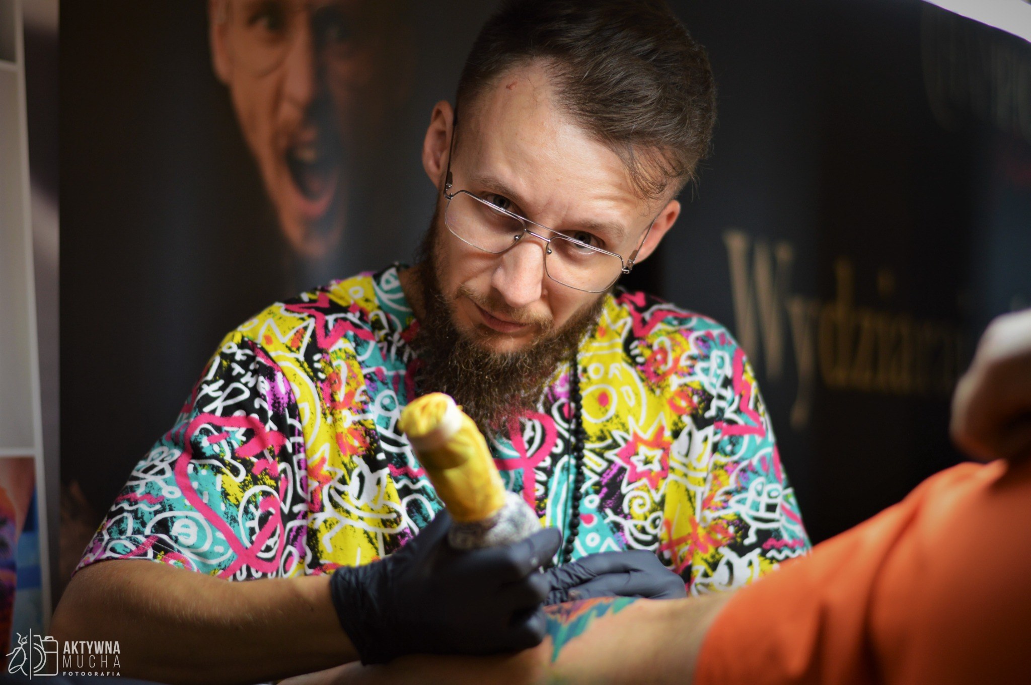 Jakub DINKZ Chruściel tatuuje na konwencie w kolorowej koszulce - DINKZ ART Jakub DINKZ Chruściel tatuuje na konwencie w kolorowej koszulce - DINKZ ART