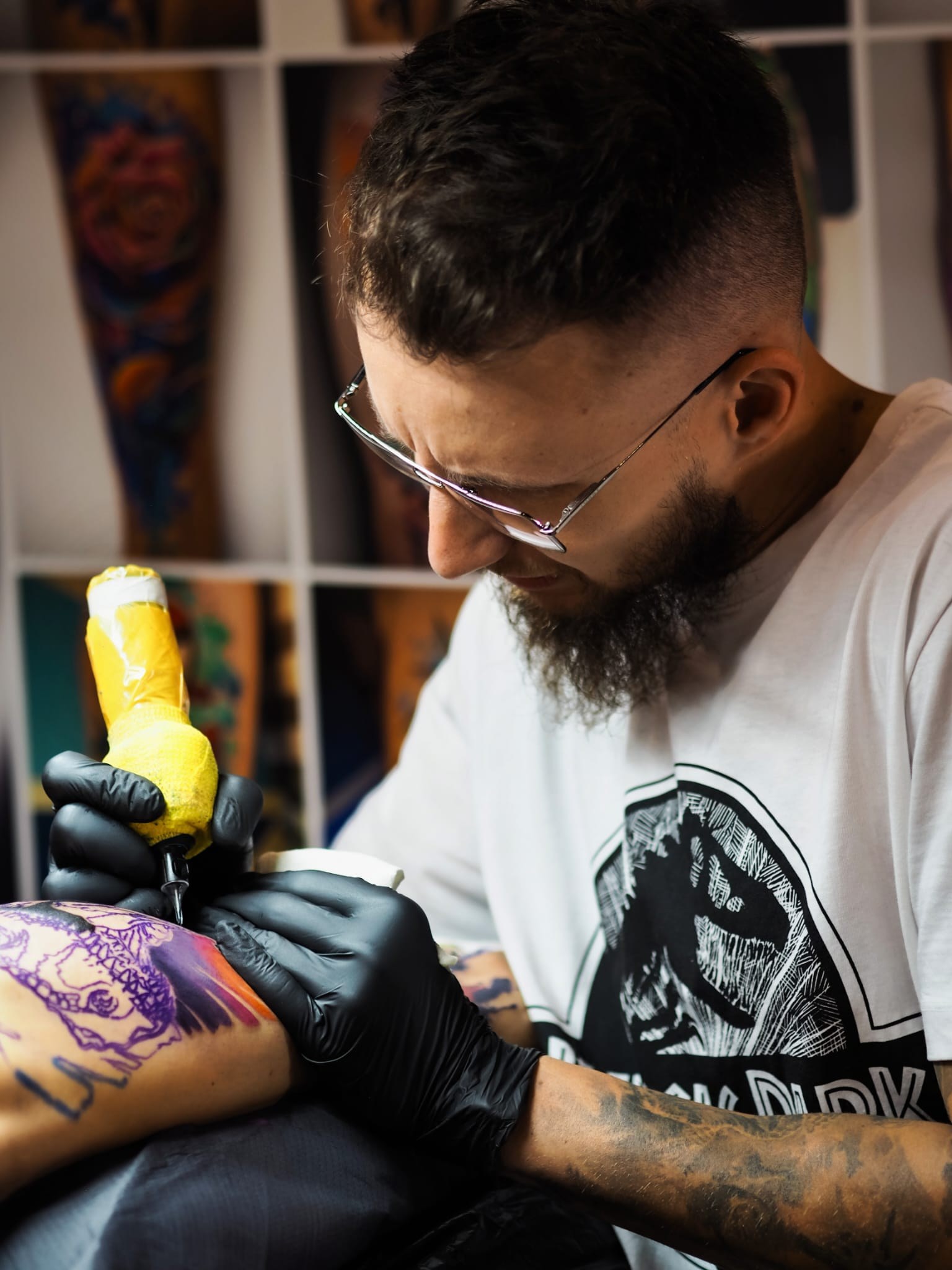 Jakub DINKZ Chruściel - zbliżenie na pracę nad tatuażem - DINKZ ART Jakub DINKZ Chruściel - zbliżenie na pracę nad tatuażem - DINKZ ART