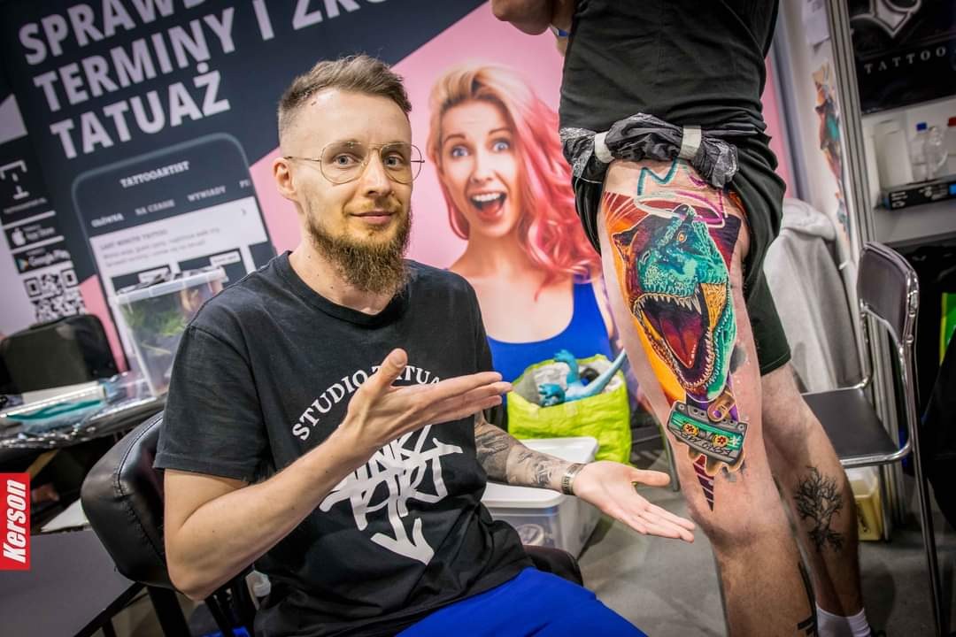 Jakub DINKZ Chruściel na konwencie prezentuje tatuaż DINOCITYTATTOO - DINKZ ART Jakub DINKZ Chruściel na konwencie prezentuje tatuaż DINOCITYTATTOO - DINKZ ART