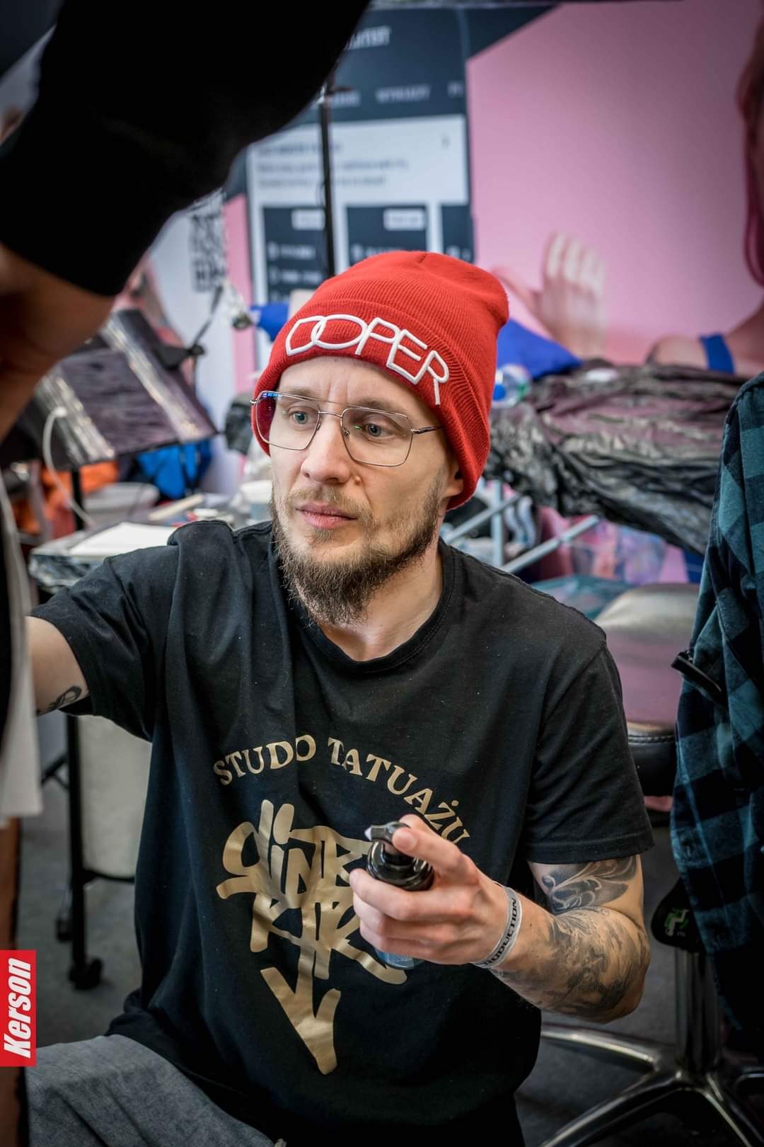Jakub DINKZ Chruściel przy pracy na konwencie tatuażu Jakub DINKZ Chruściel przy pracy na konwencie tatuażu