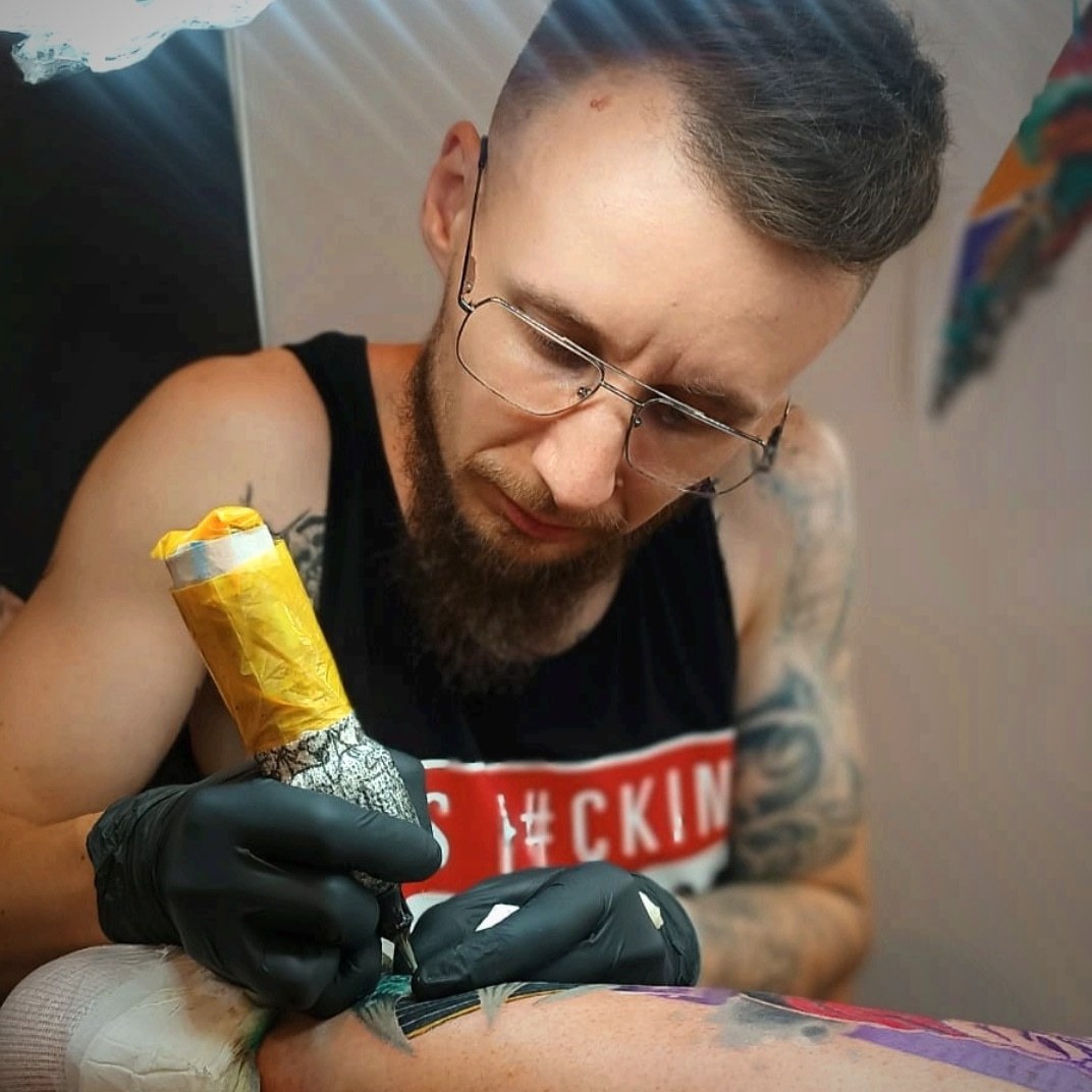 Jakub DINKZ Chruściel pracuje nad kolorowym tatuażem Jakub DINKZ Chruściel pracuje nad kolorowym tatuażem