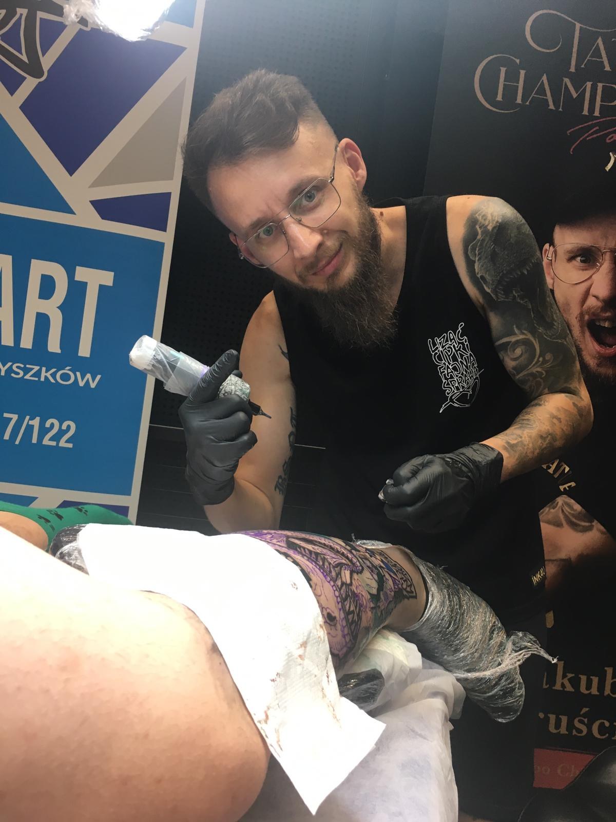 Jakub DINKZ Chruściel podczas pracy na konwencie tatuażu Jakub DINKZ Chruściel podczas pracy na konwencie tatuażu