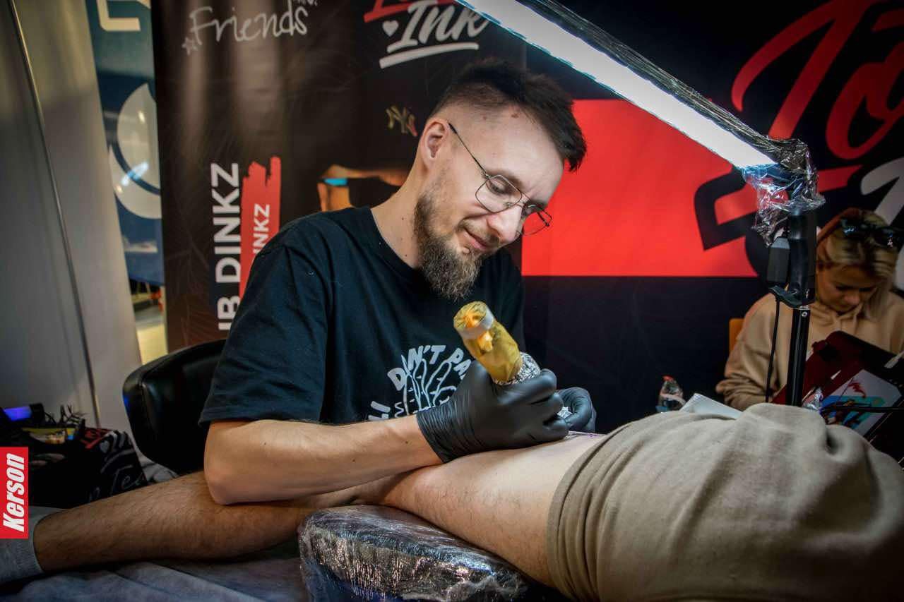 Jakub DINKZ Chruściel podczas tatuowania w studiu DINKZ ART Jakub DINKZ Chruściel podczas tatuowania w studiu DINKZ ART