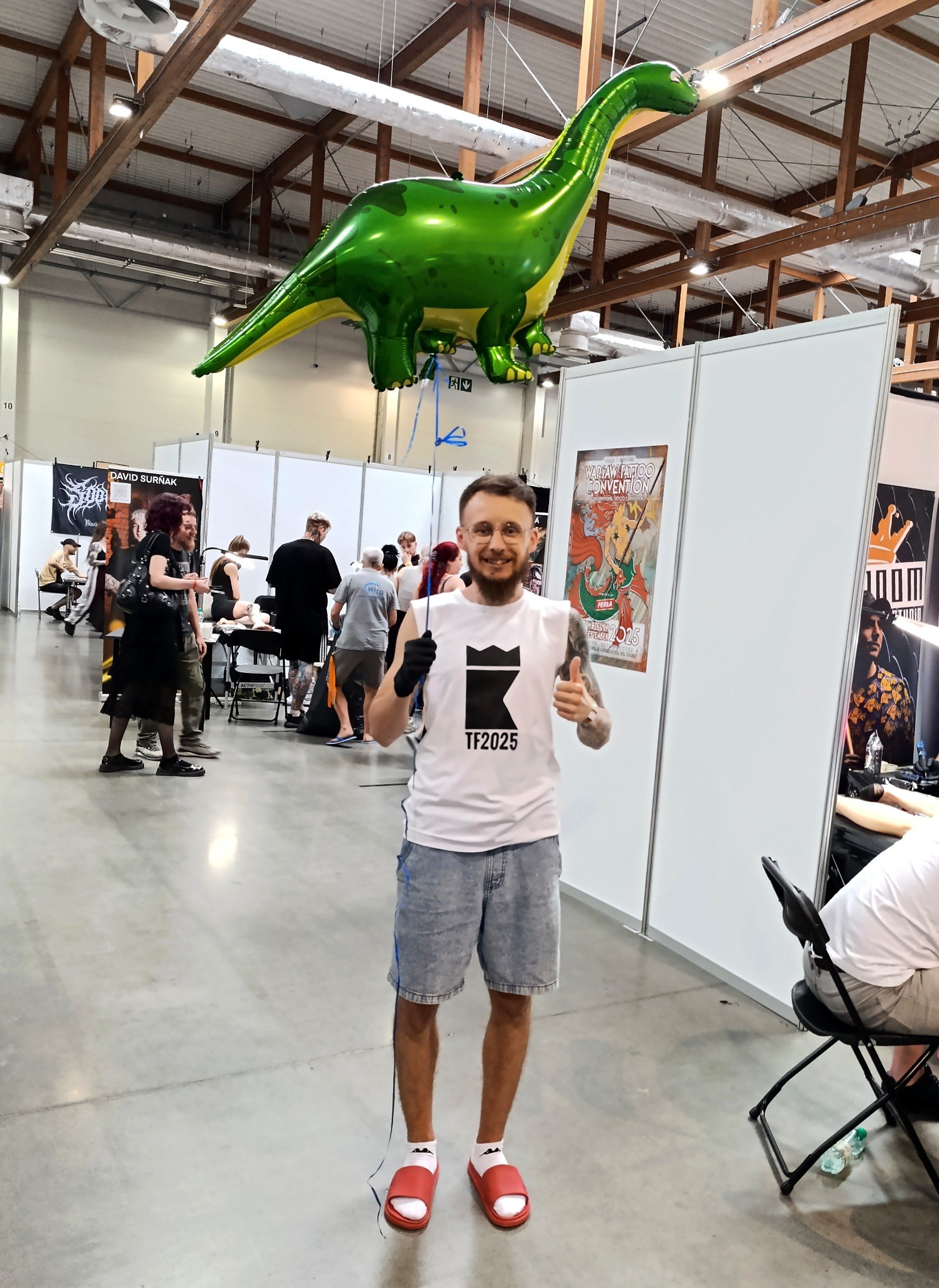 Jakub DINKZ Chruściel na Warsaw Tattoo Convention 2025 z balonem dinozaura Jakub DINKZ Chruściel na Warsaw Tattoo Convention 2025 z balonem dinozaura
