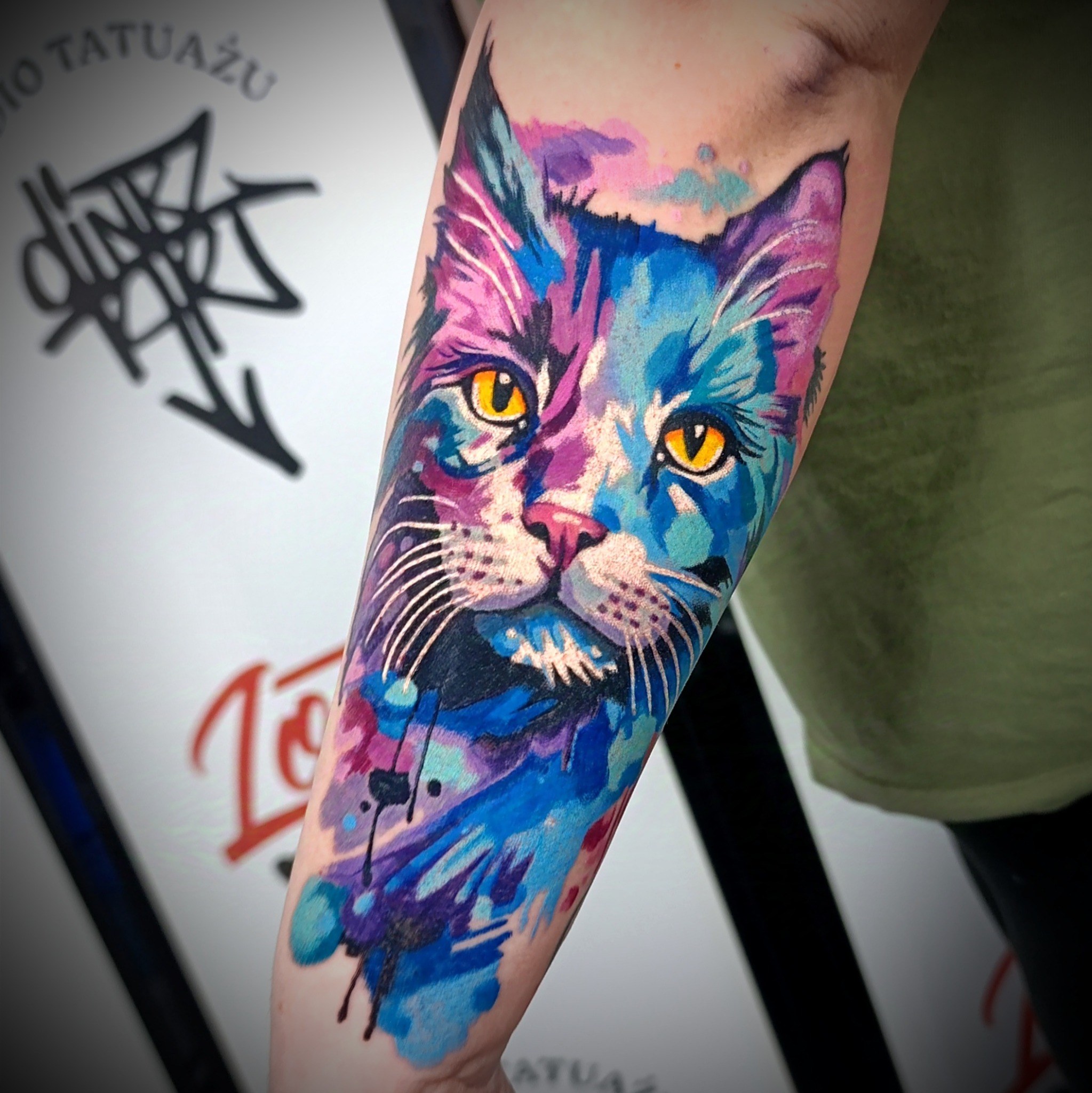 Kolorowy tatuaż kot w stylu watercolor - DINKZ ART Myszków Kolorowy tatuaż kot w stylu watercolor - DINKZ ART Myszków