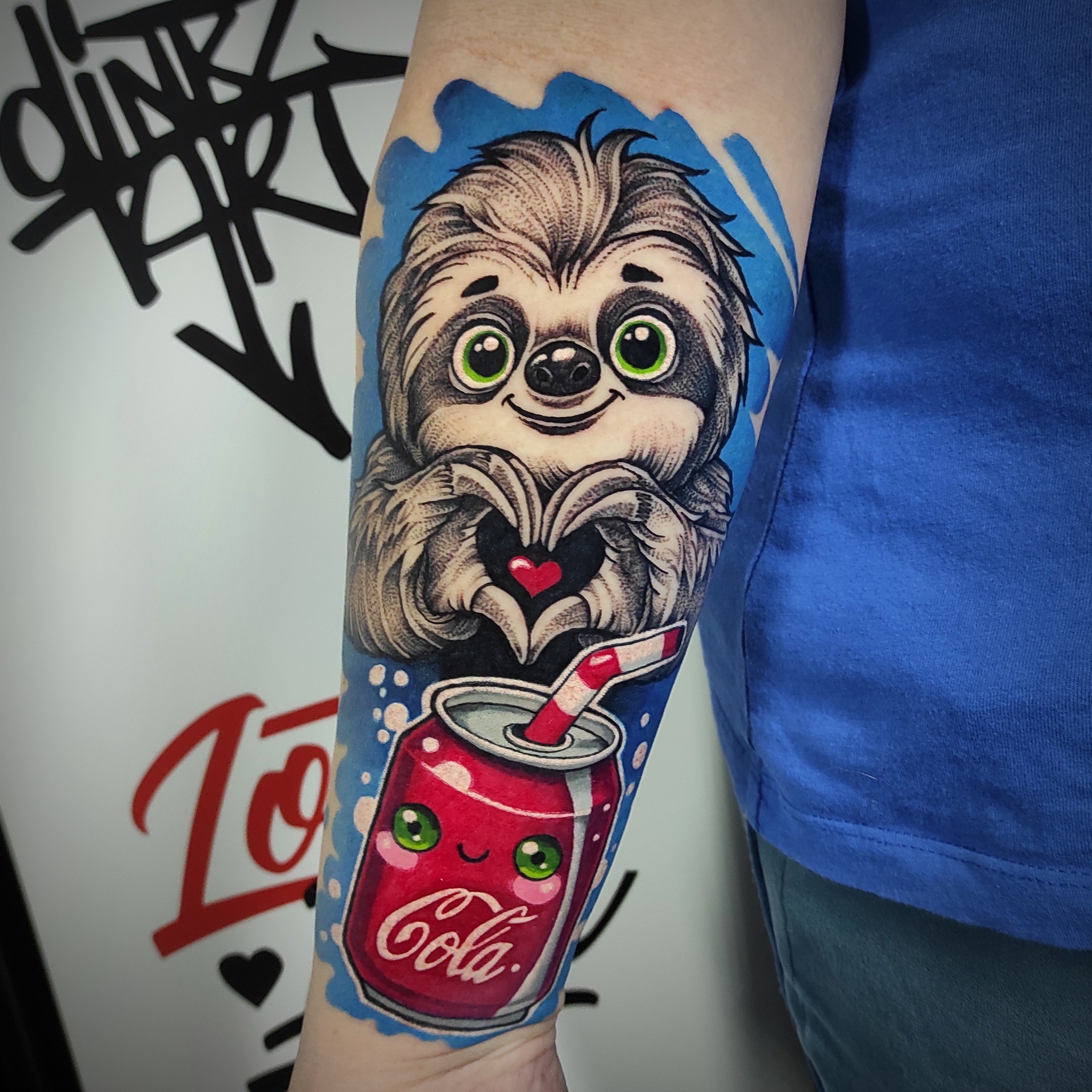 Kolorowy tatuaż leniwiec z puszką w stylu cartoon - DINKZ ART Kolorowy tatuaż leniwiec z puszką w stylu cartoon - DINKZ ART