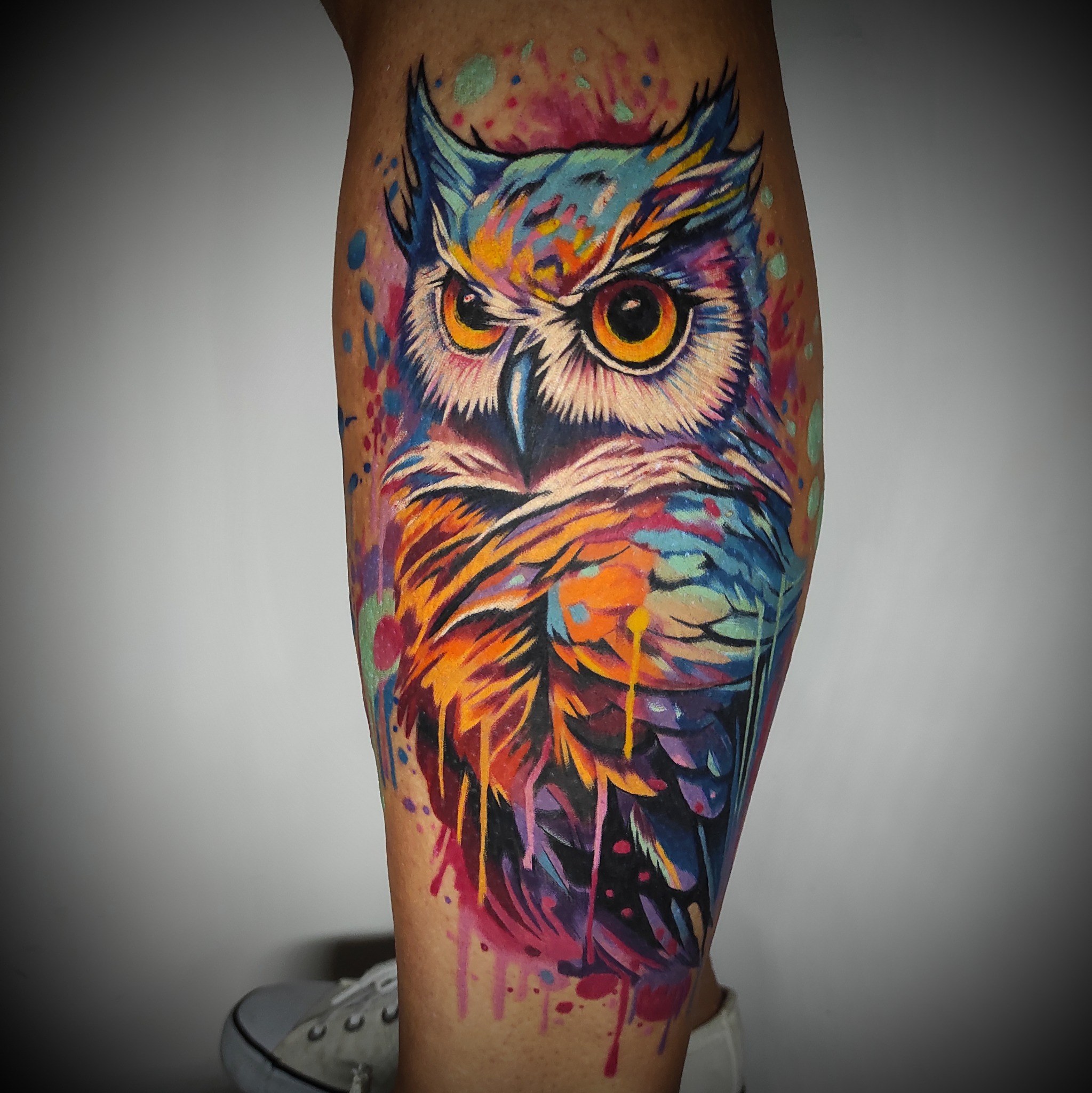 Kolorowy tatuaż sowa w stylu watercolor - DINKZ ART Kolorowy tatuaż sowa w stylu watercolor - DINKZ ART