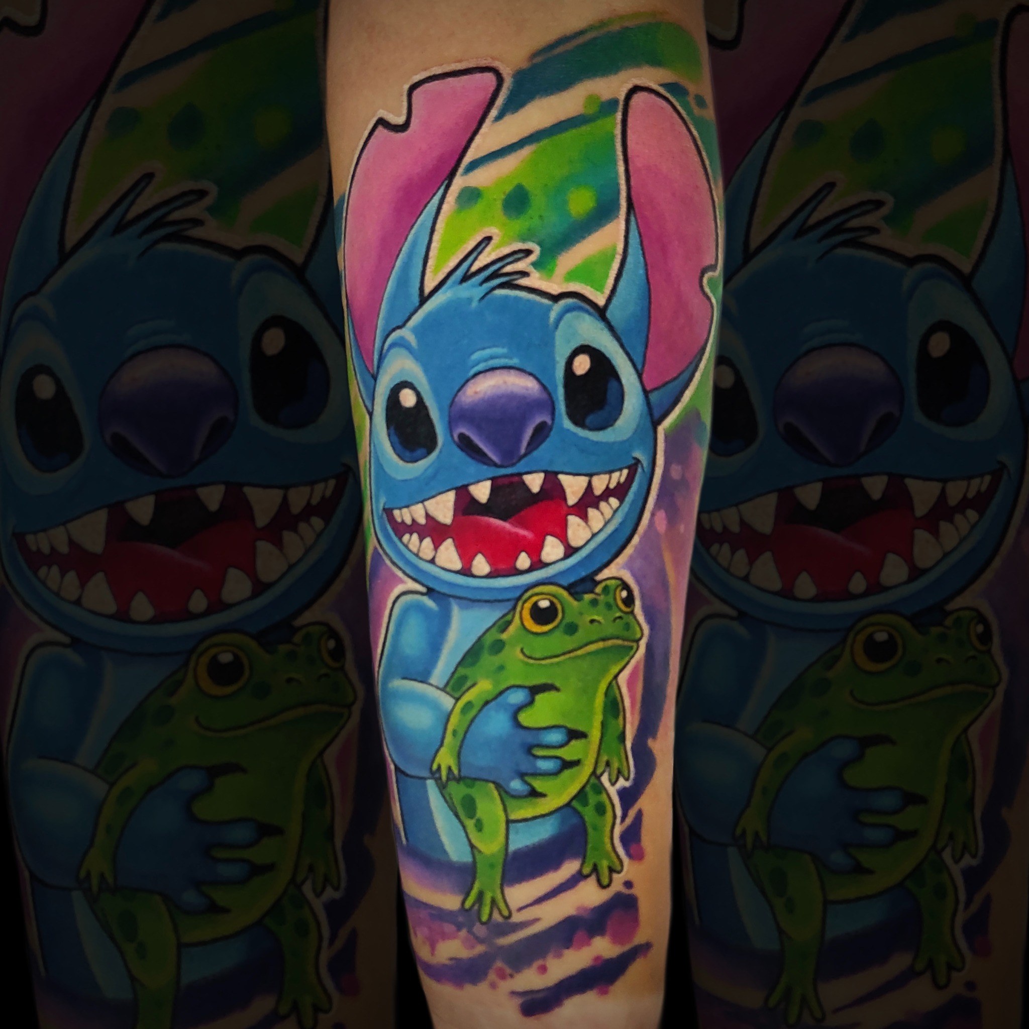 Kolorowy tatuaż Stitch z żabą w stylu cartoon - DINKZ ART studio tatuażu Myszków Kolorowy tatuaż Stitch z żabą w stylu cartoon - DINKZ ART studio tatuażu Myszków