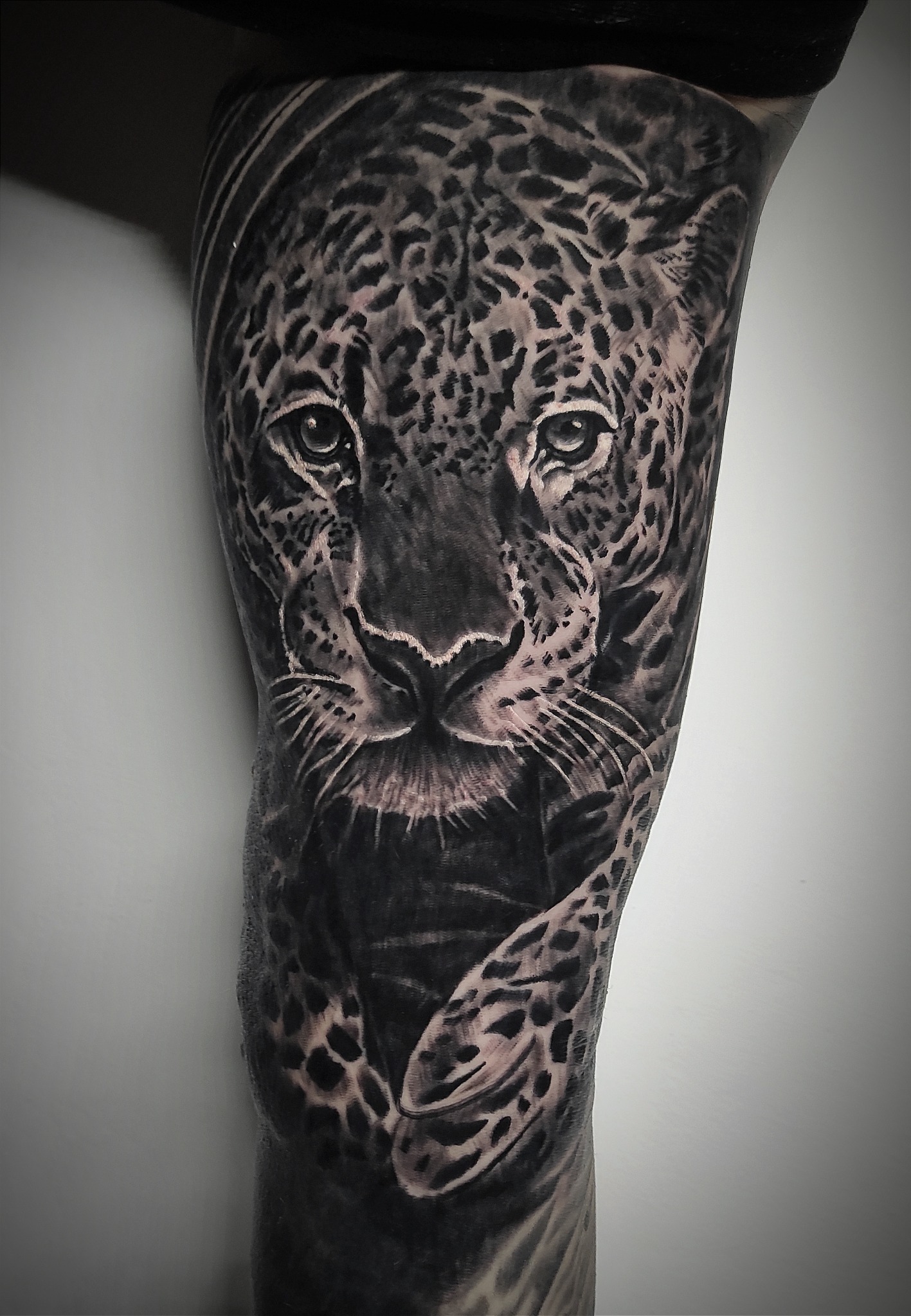 Realistyczny tatuaż lampart - DINKZ ART Realistyczny tatuaż lampart - DINKZ ART