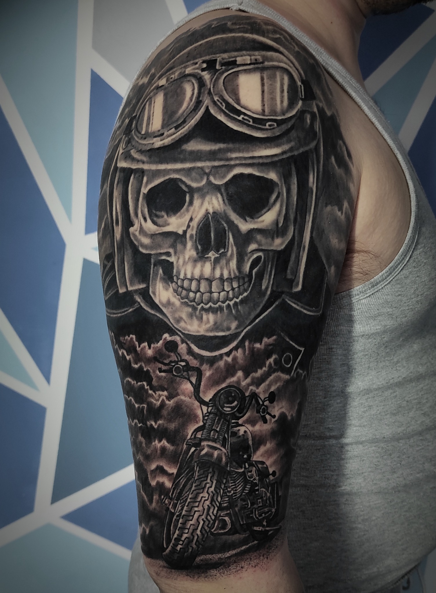 Tatuaż czaszka w kasku i motocykl - DINKZ ART Tatuaż czaszka w kasku i motocykl - DINKZ ART