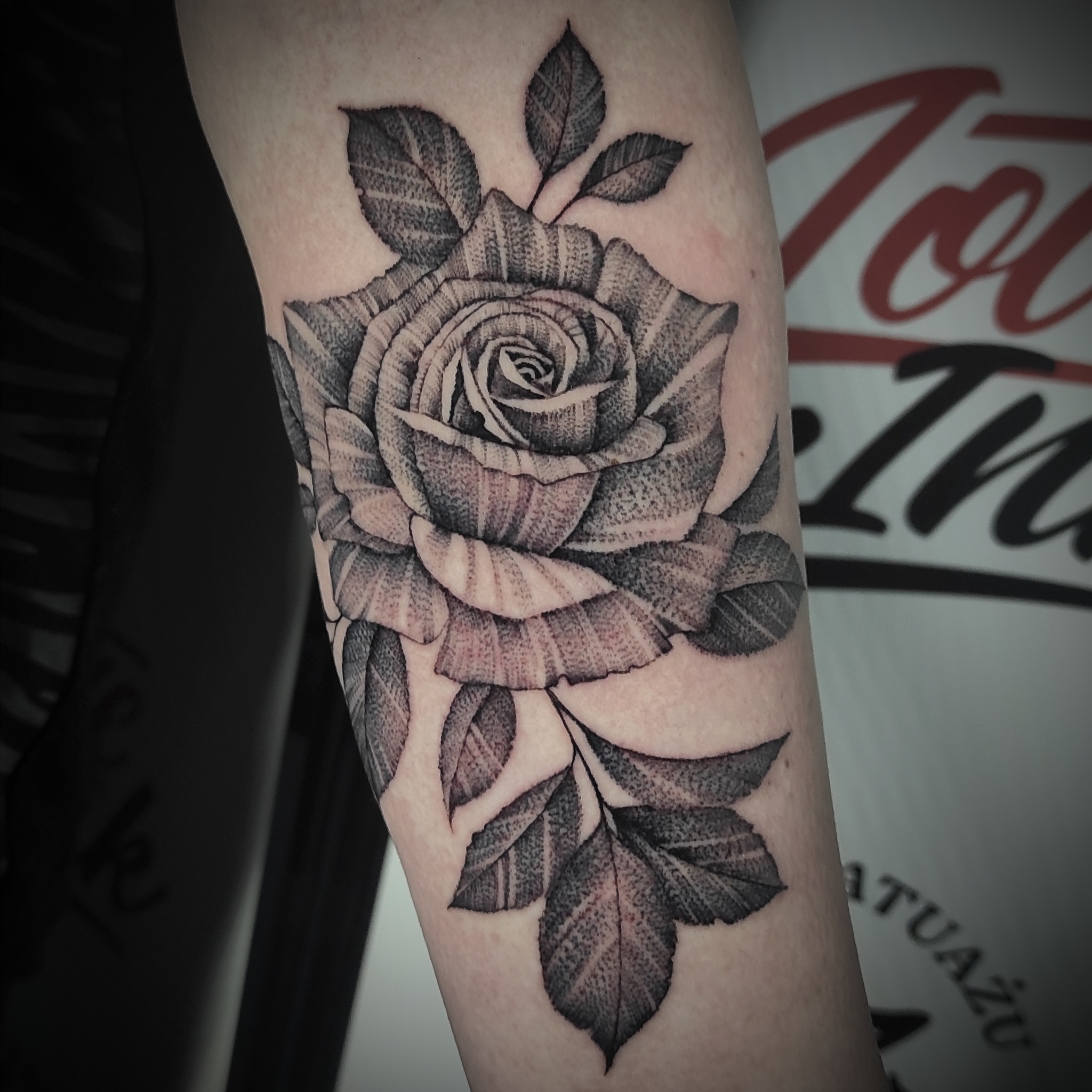 Tatuaż róża w stylu dotwork - DINKZ ART Tatuaż róża w stylu dotwork - DINKZ ART