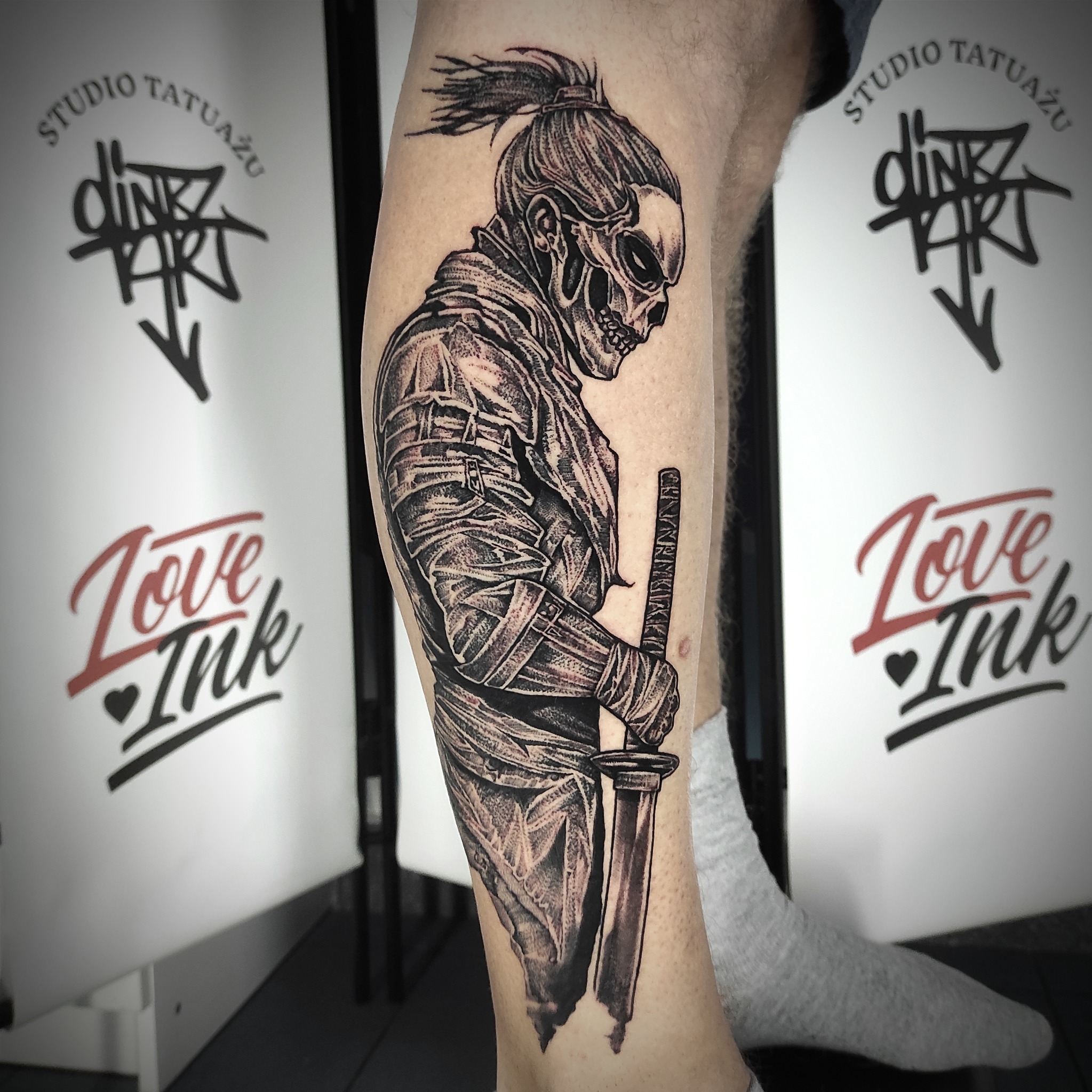 Tatuaż samuraj czaszka z kataną - DINKZ ART Tatuaż samuraj czaszka z kataną - DINKZ ART