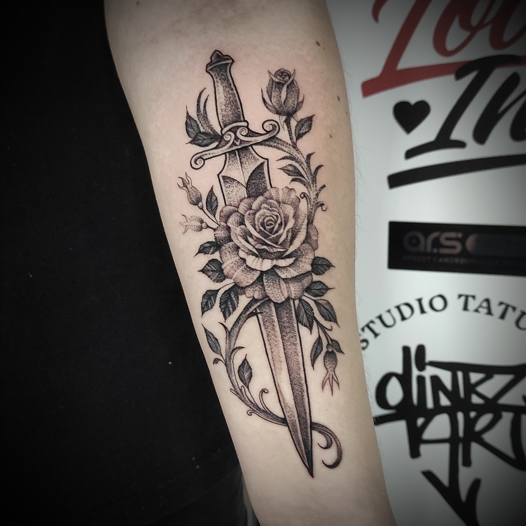 Tatuaż sztylet i róża w stylu dotwork - DINKZ ART Tatuaż sztylet i róża w stylu dotwork - DINKZ ART